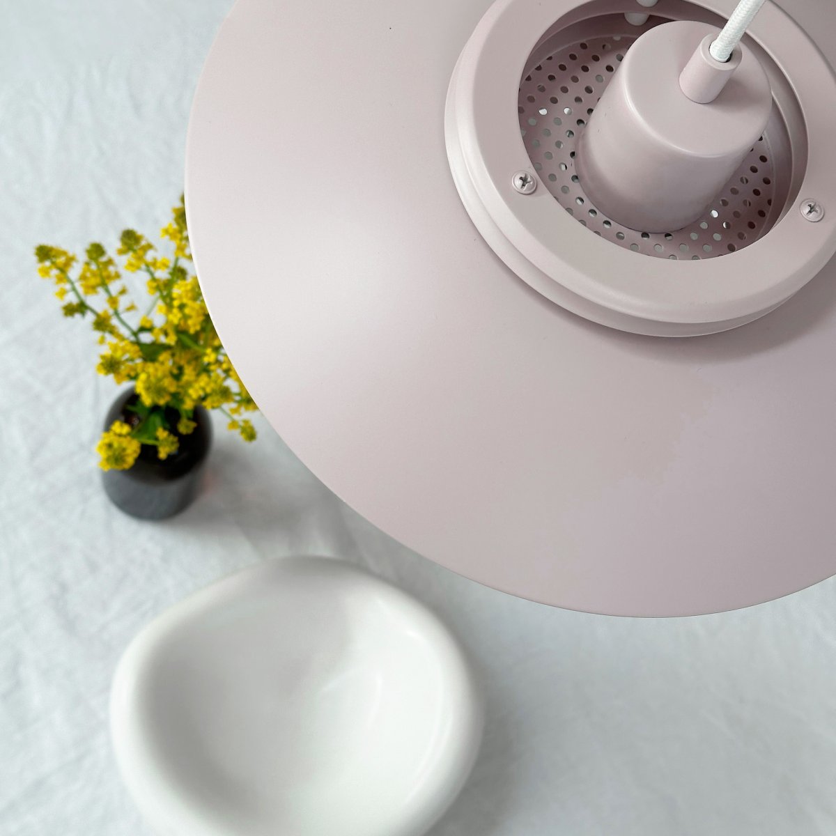 Ejka Ø30 Rosa Taklampe Fra Dyberg Larsen - Ejka Mini Pendel er ikke bare en belysningsløsning, men også en stilig designerklæring som lyser opp hjemmet ditt.