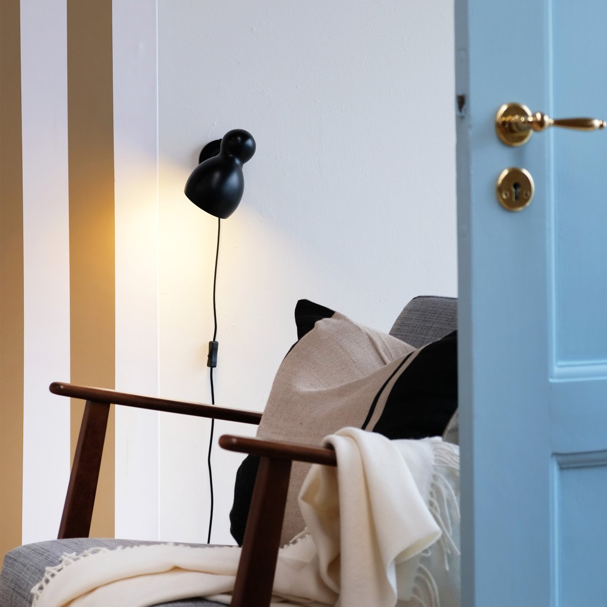 Ludo Svart leselampe Fra Dyberg Larsen - Laget av metall av høy kvalitet med en silkemyk finish, tilfører Ludo et snev av klassisk design til hjemmet ditt.