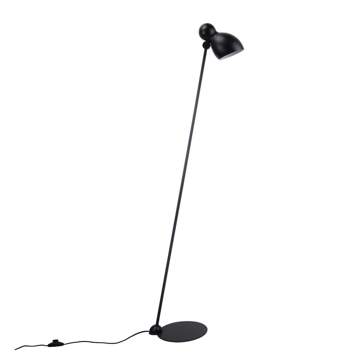 Ludo Svart gulvlampe Fra Dyberg Larsen - Laget av metall av høy kvalitet med en silkemyk finish, tilfører Ludo et snev av klassisk design til hjemmet ditt.