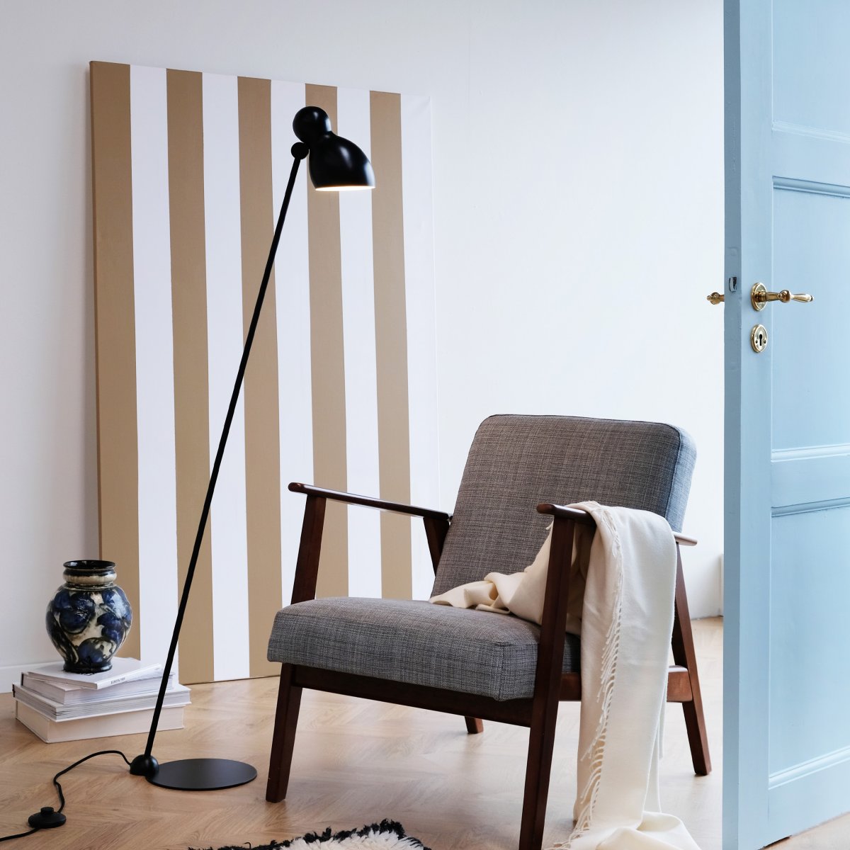 Ludo Svart gulvlampe Fra Dyberg Larsen - Laget av metall av høy kvalitet med en silkemyk finish, tilfører Ludo et snev av klassisk design til hjemmet ditt.