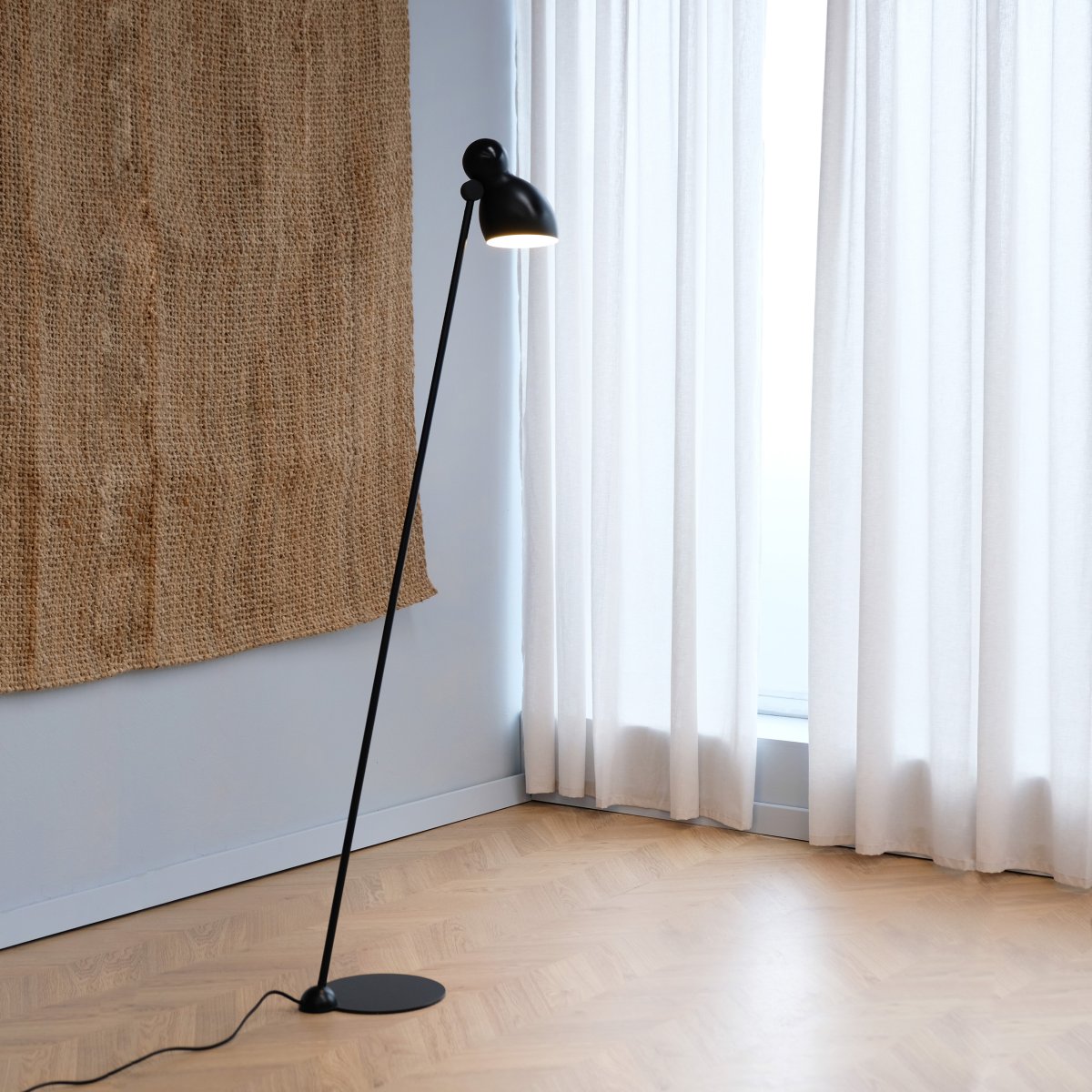 Ludo Svart gulvlampe Fra Dyberg Larsen - Laget av metall av høy kvalitet med en silkemyk finish, tilfører Ludo et snev av klassisk design til hjemmet ditt.