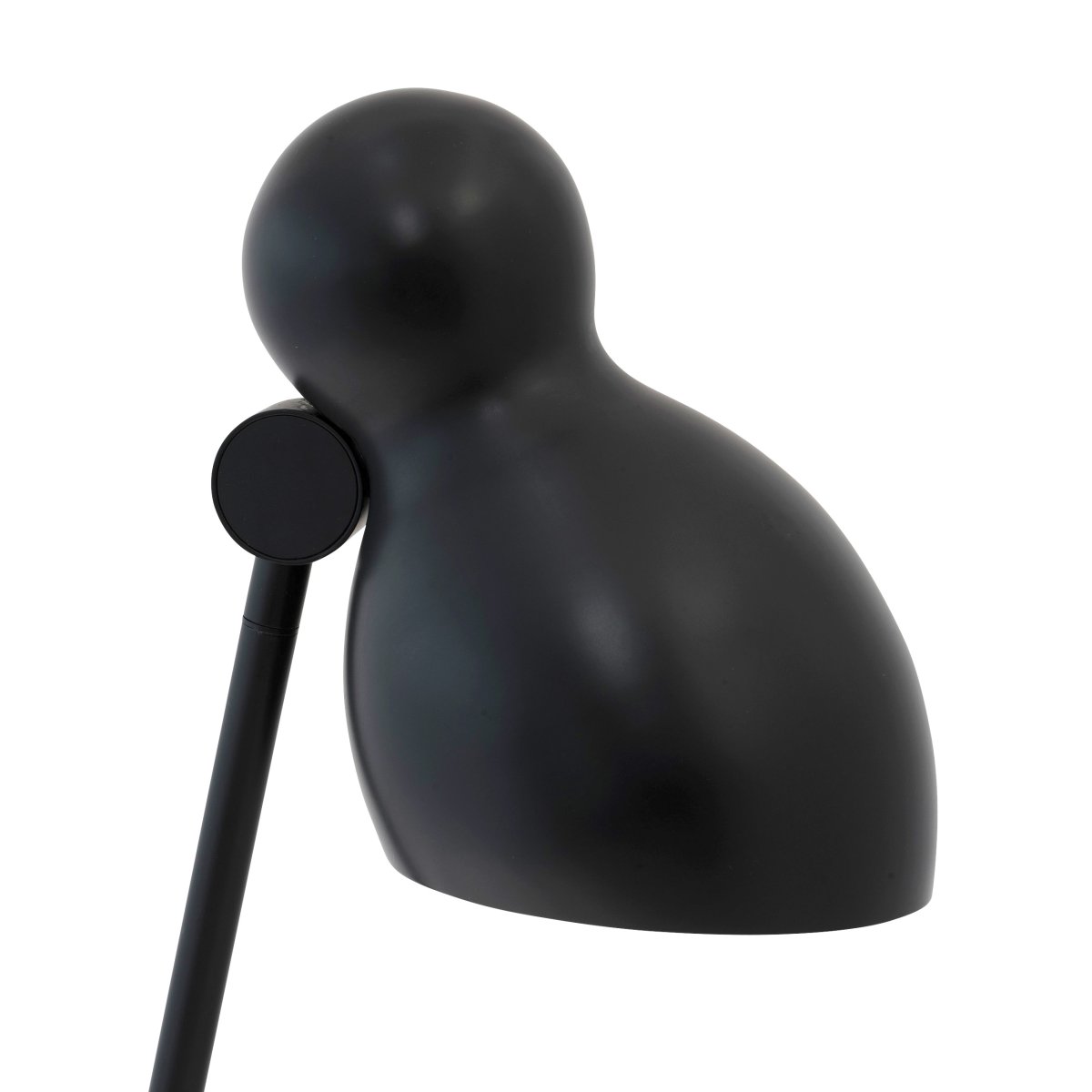 Ludo Svart gulvlampe Fra Dyberg Larsen - Laget av metall av høy kvalitet med en silkemyk finish, tilfører Ludo et snev av klassisk design til hjemmet ditt.