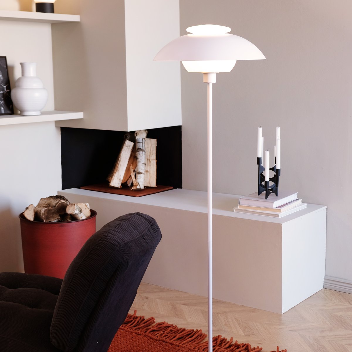 Opus Matt hvit gulvlampe Fra Dyberg Larsen - Den hvite metallstangen og flate basen, sammen med den diskrete hvite tekstilsnoren, gir stabilitet og et snev av raffinement.