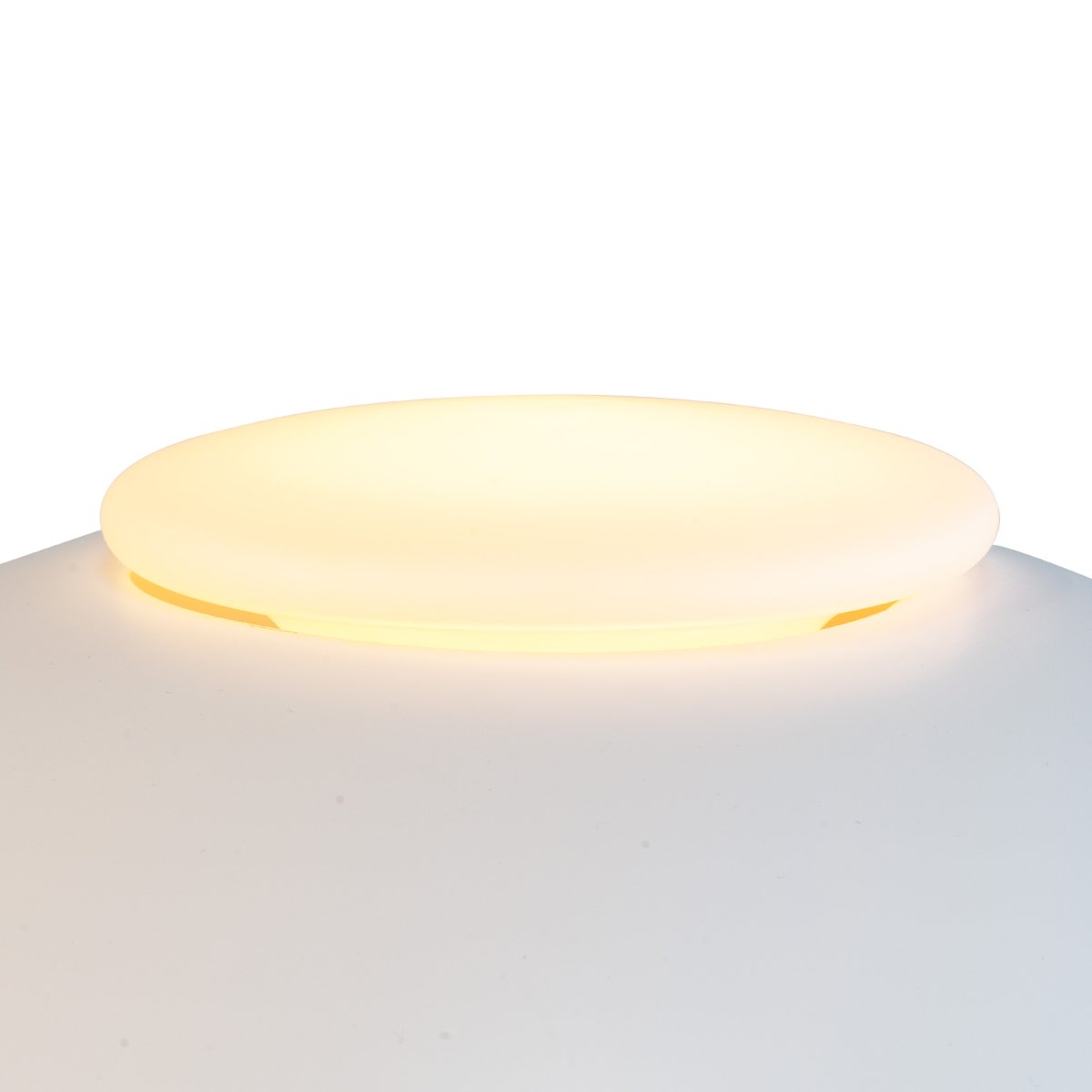 Opus Matt hvit gulvlampe Fra Dyberg Larsen - Den hvite metallstangen og flate basen, sammen med den diskrete hvite tekstilsnoren, gir stabilitet og et snev av raffinement.