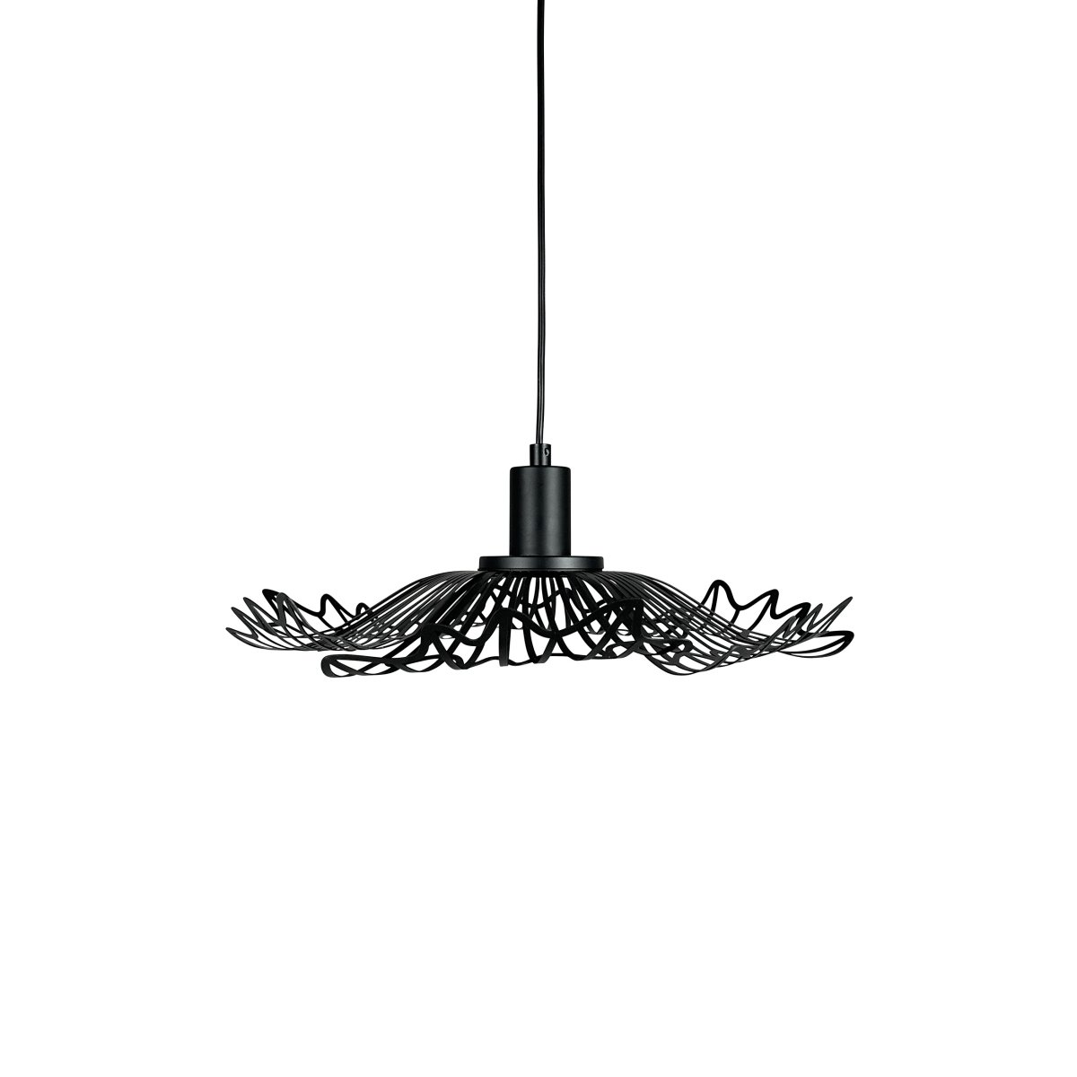 Flora Ø40 Matt svart Taklampe Fra Dyberg Larsen - Finns i tv&aring; eleganta varianter: matt svart, med en industriell fransk k&auml;nsla, och p&auml;rlvitt, som kombinerar romantisk bohemstil med en minimalistisk touch.