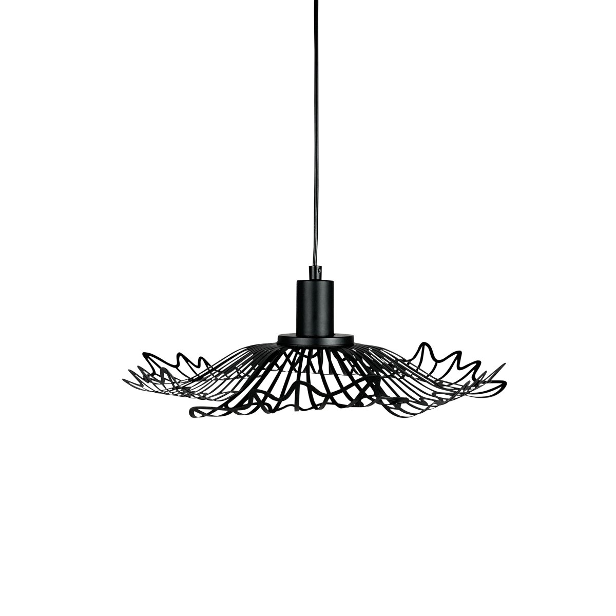 Flora Ø40 Matt svart Taklampe Fra Dyberg Larsen - Finns i tv&aring; eleganta varianter: matt svart, med en industriell fransk k&auml;nsla, och p&auml;rlvitt, som kombinerar romantisk bohemstil med en minimalistisk touch.