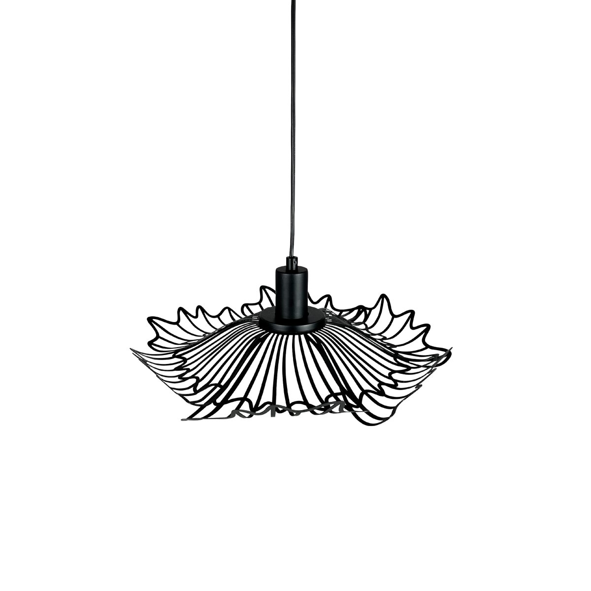 Flora Ø40 Matt svart Taklampe Fra Dyberg Larsen - Finns i tv&aring; eleganta varianter: matt svart, med en industriell fransk k&auml;nsla, och p&auml;rlvitt, som kombinerar romantisk bohemstil med en minimalistisk touch.
