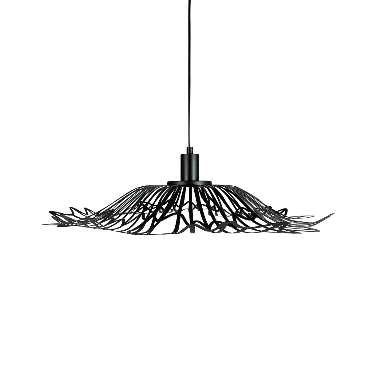 Flora Ø60 Matt svart Taklampe Fra Dyberg Larsen - Finns i tv&aring; eleganta varianter: matt svart, med en industriell fransk k&auml;nsla, och p&auml;rlvitt, som kombinerar romantisk bohemstil med en minimalistisk touch.