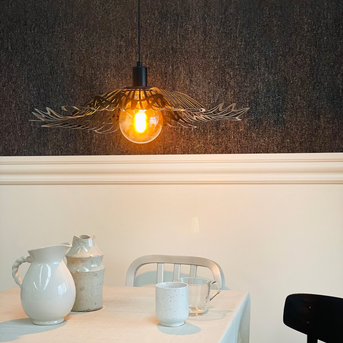 Flora Ø60 Matt svart Taklampe Fra Dyberg Larsen - Finns i tv&aring; eleganta varianter: matt svart, med en industriell fransk k&auml;nsla, och p&auml;rlvitt, som kombinerar romantisk bohemstil med en minimalistisk touch.