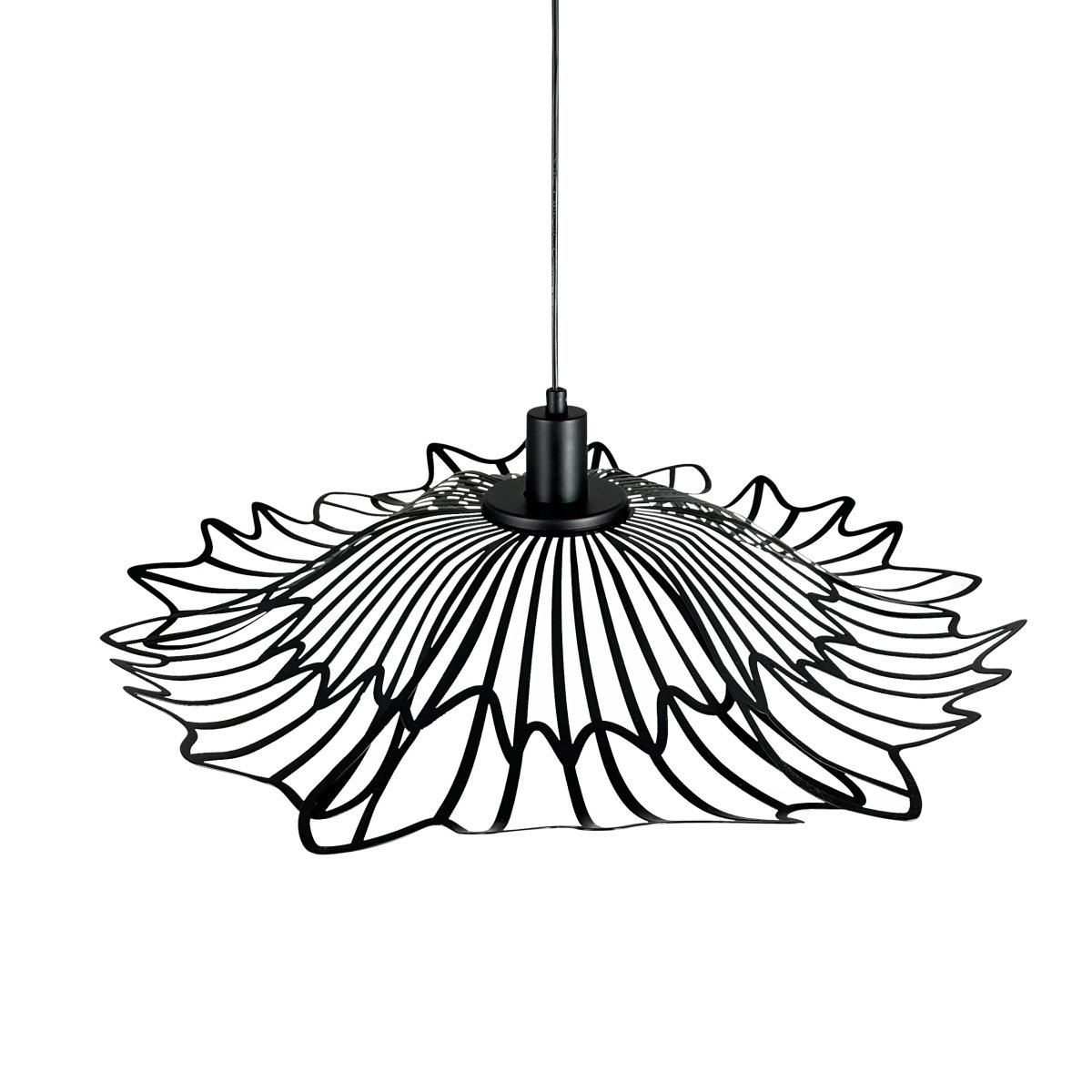 Flora Ø60 Matt svart Taklampe Fra Dyberg Larsen - Finns i tv&aring; eleganta varianter: matt svart, med en industriell fransk k&auml;nsla, och p&auml;rlvitt, som kombinerar romantisk bohemstil med en minimalistisk touch.
