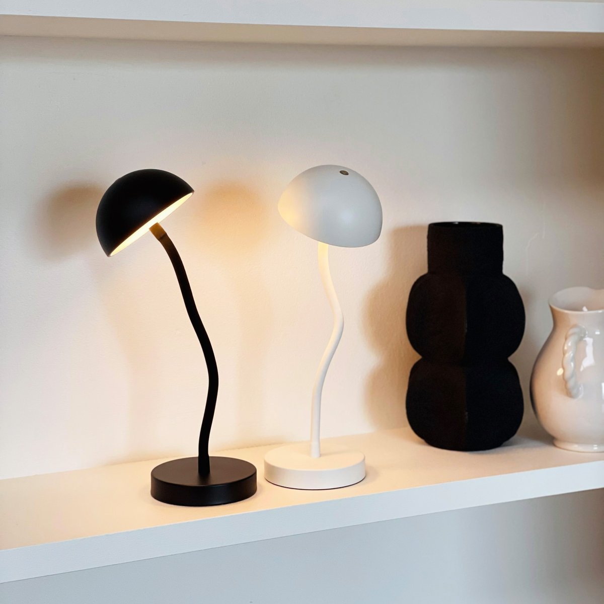 Fonzy 38cm Hvit bærbar Fra Dyberg Larsen - Fonzy bordslampa &auml;r b&aring;de rolig och praktisk, och dess flexibilitet g&ouml;r den till ett perfekt val f&ouml;r den som vill ha en lampa som &auml;r b&aring;de funktionell och stilren.