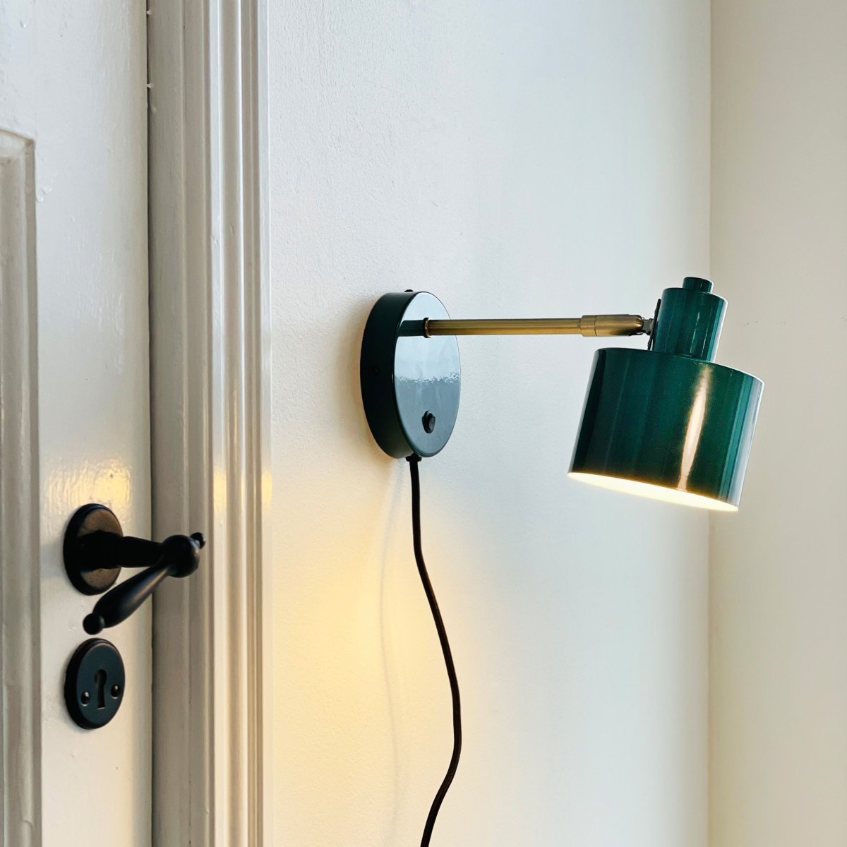 Ocean Grønn leselampe Fra Dyberg Larsen - Den &auml;r en dekorativ detalj i hemmet och fungerar som en indirekt ljusk&auml;lla i sovrum, vardagsrum och andra rum.