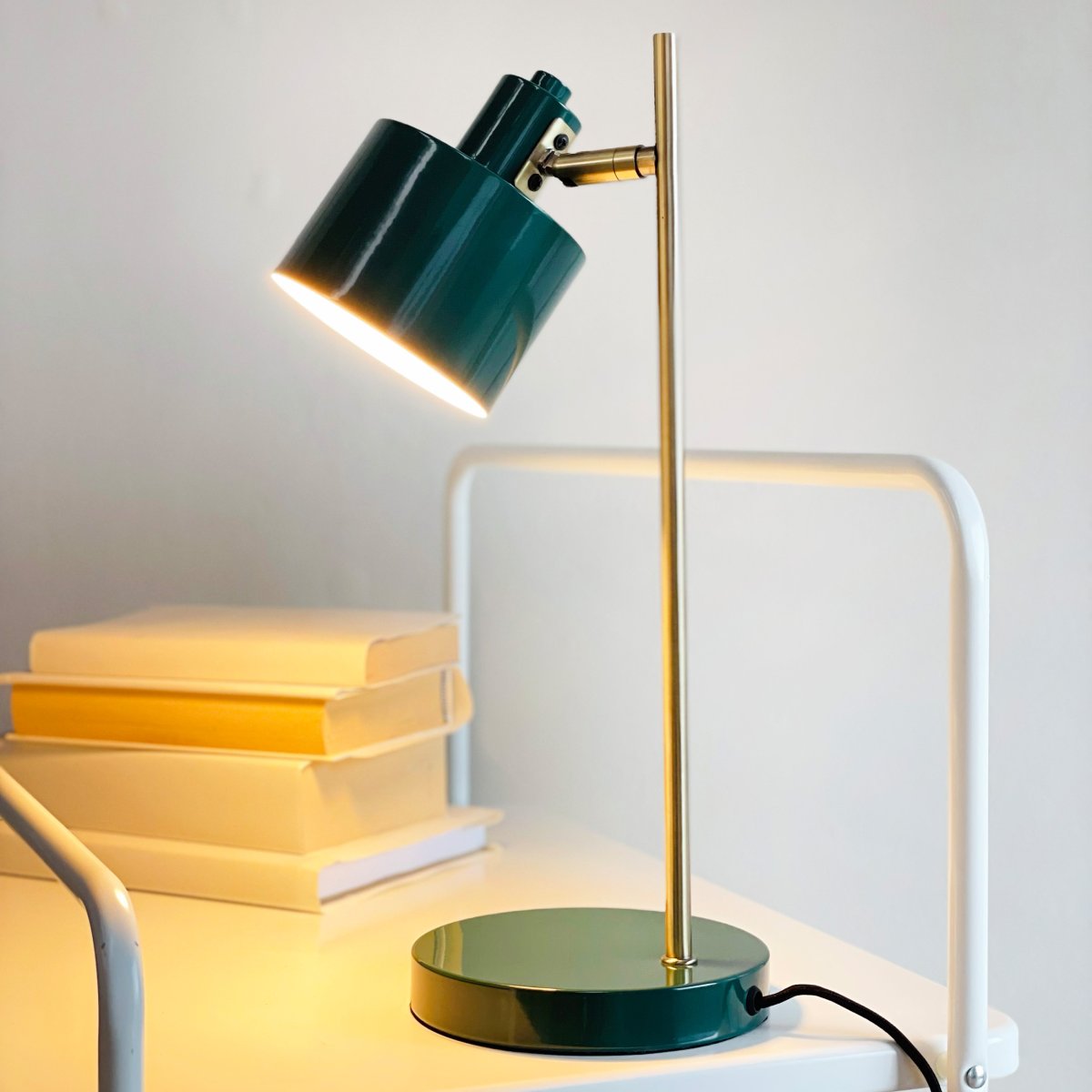 Ocean 43cm Grønn skrivebordslampe Fra Dyberg Larsen - Med sin retrostil och moderna inslag &auml;r den en stilfull inredningsdetalj som passar perfekt i sovrummet eller som indirekt ljusk&auml;lla i vardagsrummet.