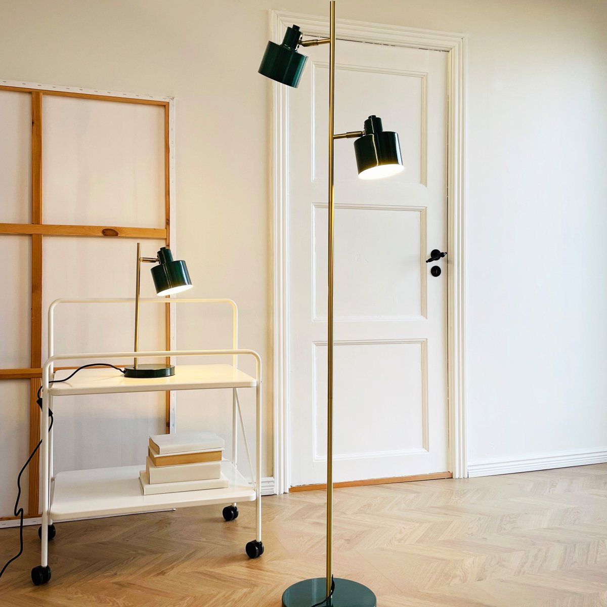 Ocean Grønn gulvlampe Fra Dyberg Larsen - Den handpolerade m&auml;ssingsstommen kan luta upp och ner och ger varje lampa en unik f&auml;rgvariation.