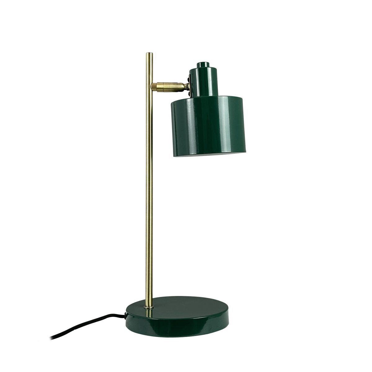 Ocean 43cm Grønn skrivebordslampe Fra Dyberg Larsen - Med sin retrostil och moderna inslag &auml;r den en stilfull inredningsdetalj som passar perfekt i sovrummet eller som indirekt ljusk&auml;lla i vardagsrummet.