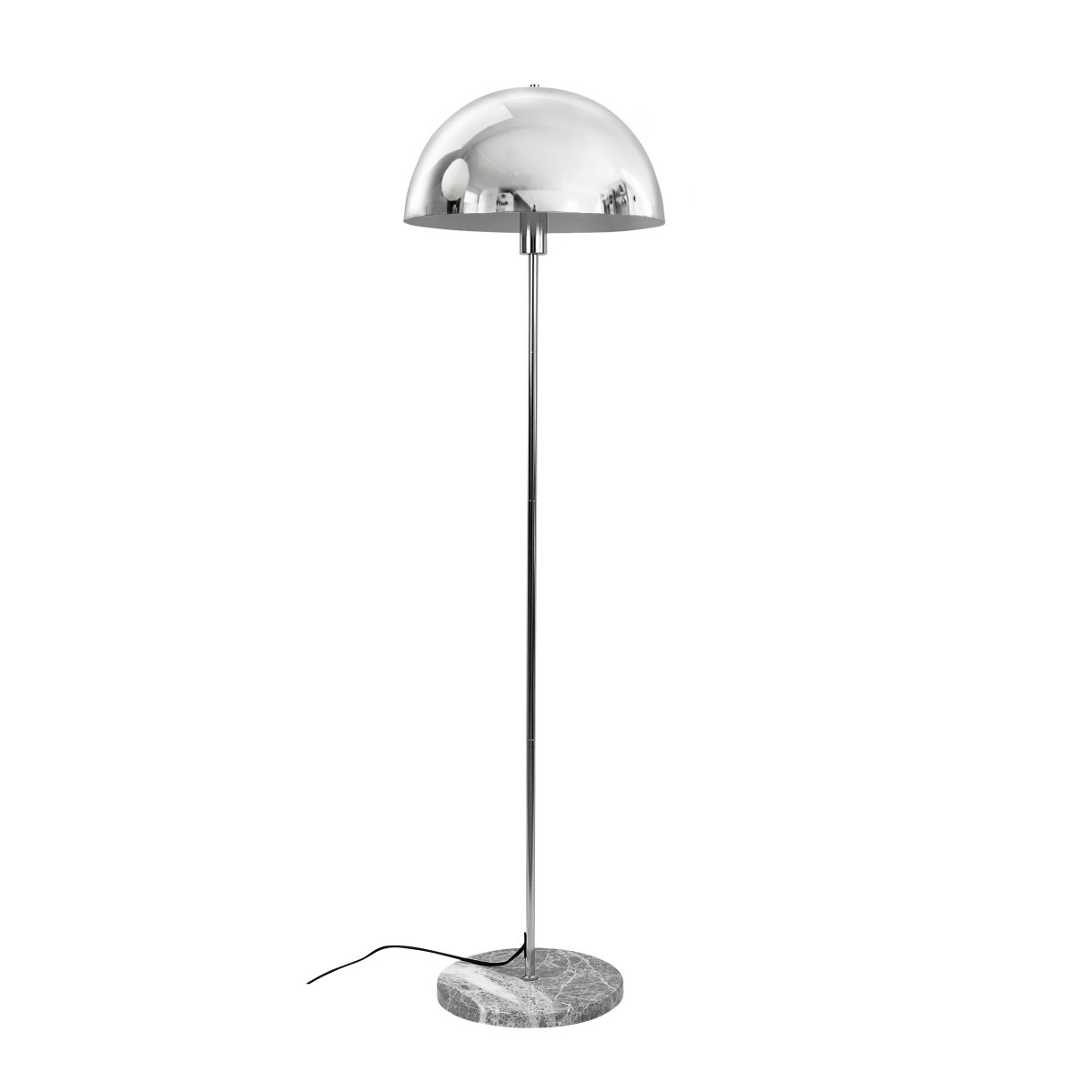 Stockholm Krom gulvlampe Fra Dyberg Larsen - Den solida marmorfoten ger lampan ett exklusivt och tidl&ouml;st uttryck, medan den smala kromramen tillf&ouml;r en l&auml;tt och stilren touch.