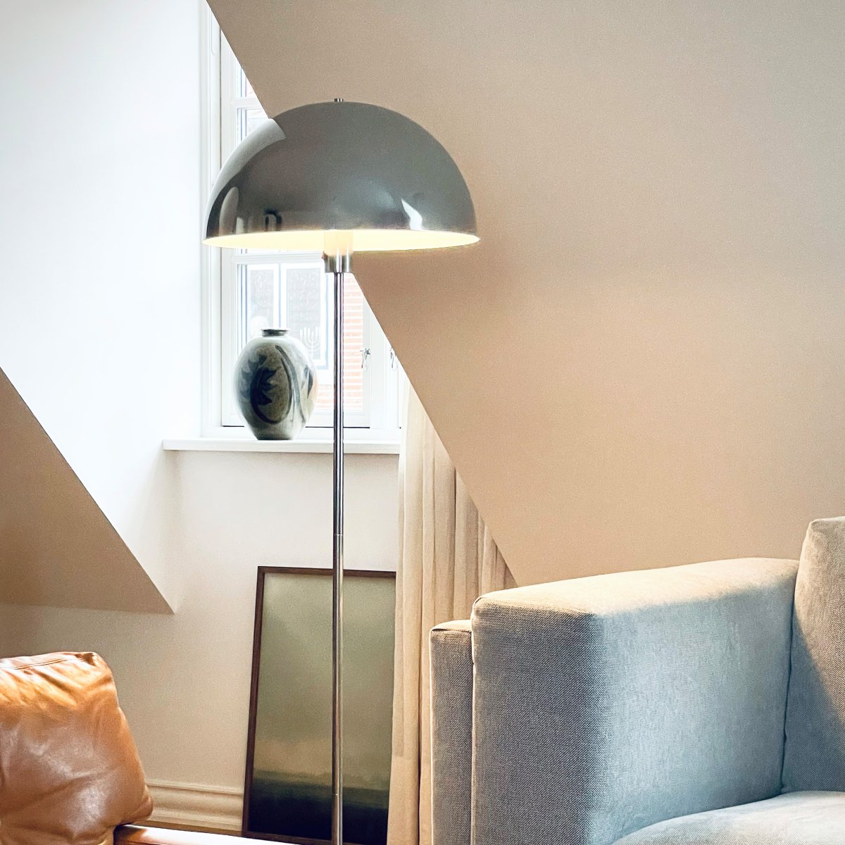 Stockholm Krom gulvlampe Fra Dyberg Larsen - Den solida marmorfoten ger lampan ett exklusivt och tidl&ouml;st uttryck, medan den smala kromramen tillf&ouml;r en l&auml;tt och stilren touch.