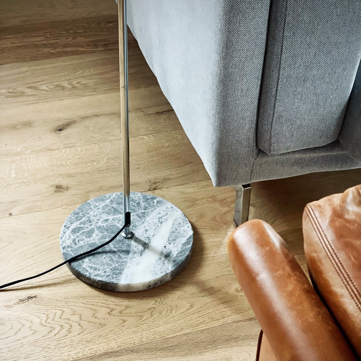 Stockholm Krom gulvlampe Fra Dyberg Larsen - Den solida marmorfoten ger lampan ett exklusivt och tidl&ouml;st uttryck, medan den smala kromramen tillf&ouml;r en l&auml;tt och stilren touch.