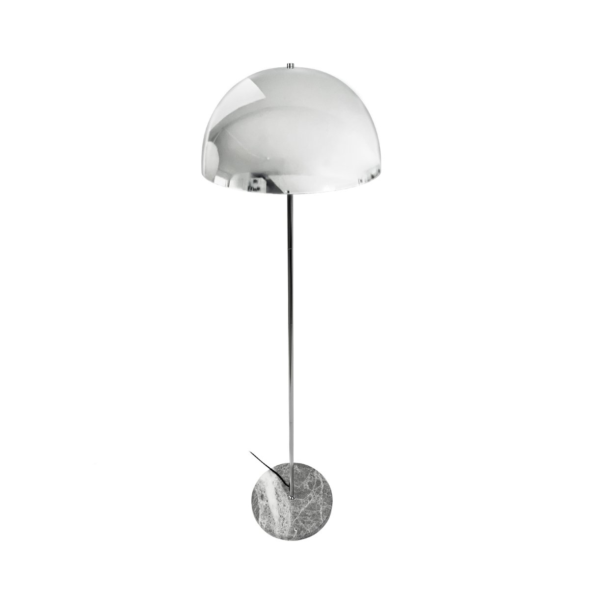 Stockholm Krom gulvlampe Fra Dyberg Larsen - Den solida marmorfoten ger lampan ett exklusivt och tidl&ouml;st uttryck, medan den smala kromramen tillf&ouml;r en l&auml;tt och stilren touch.