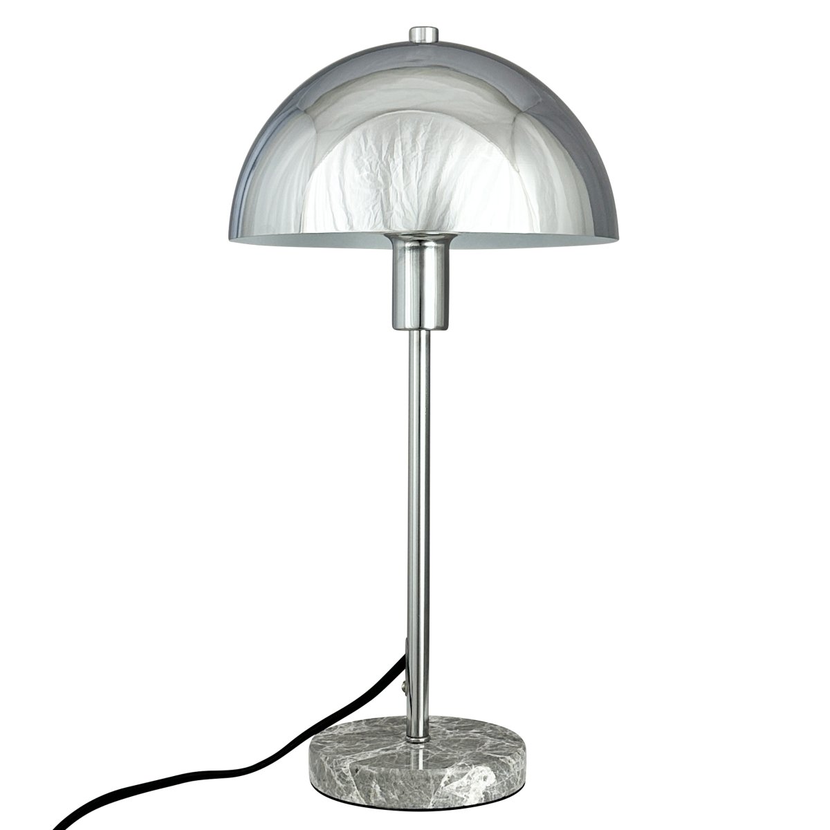 Stockholm 40cm Krom bordlampe Fra Dyberg Larsen - Den solida marmorfoten ger lampan ett exklusivt och tidl&ouml;st uttryck, medan den smala kromramen tillf&ouml;r en l&auml;tt och stilren k&auml;nsla.
