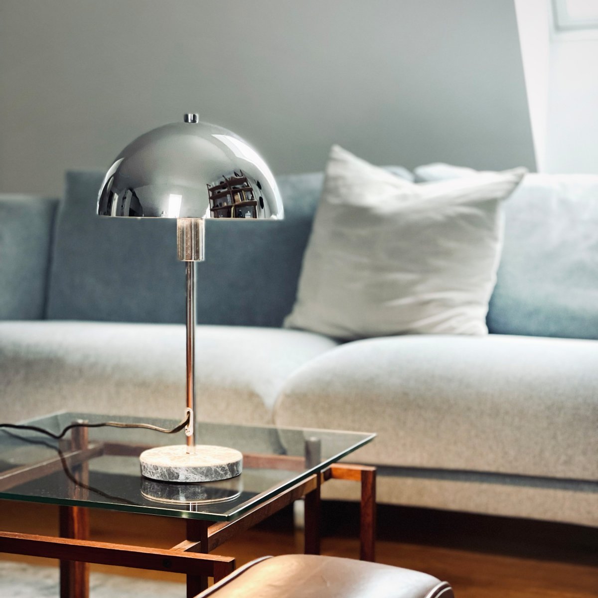 Stockholm 40cm Krom bordlampe Fra Dyberg Larsen - Den solida marmorfoten ger lampan ett exklusivt och tidl&ouml;st uttryck, medan den smala kromramen tillf&ouml;r en l&auml;tt och stilren k&auml;nsla.