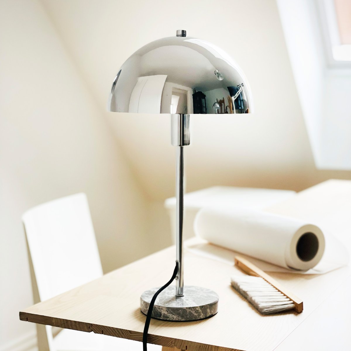 Stockholm 40cm Krom bordlampe Fra Dyberg Larsen - Den solida marmorfoten ger lampan ett exklusivt och tidl&ouml;st uttryck, medan den smala kromramen tillf&ouml;r en l&auml;tt och stilren k&auml;nsla.