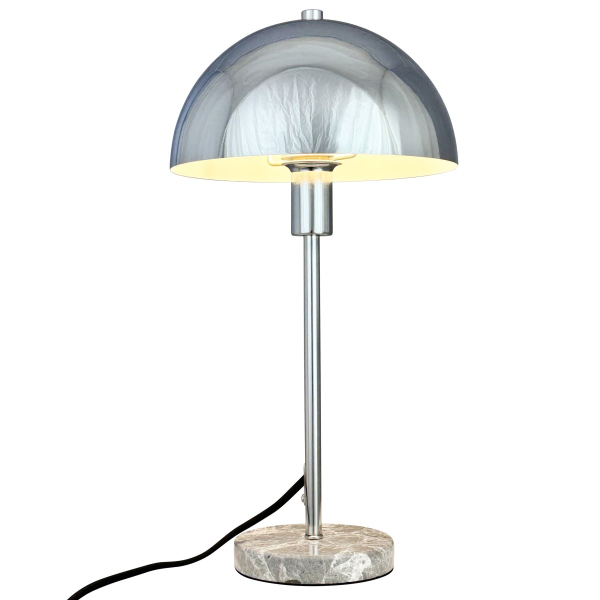 Stockholm 40cm Krom bordlampe Fra Dyberg Larsen - Den solida marmorfoten ger lampan ett exklusivt och tidl&ouml;st uttryck, medan den smala kromramen tillf&ouml;r en l&auml;tt och stilren k&auml;nsla.
