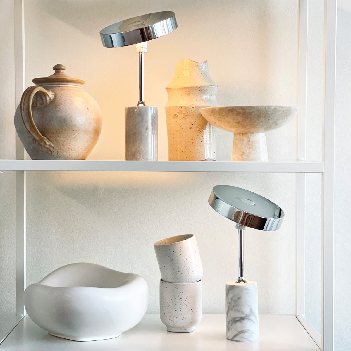 Starlight LED 25cm Krom/hvit bærbar Fra Dyberg Larsen - Med tre ljusstyrkeniv&aring;er och ett justerbart lamphuvud kan du enkelt kontrollera b&aring;de intensitet och riktning &ndash; perfekt f&ouml;r arbete, l&auml;sning eller att skapa en mysig atmosf&auml;r.