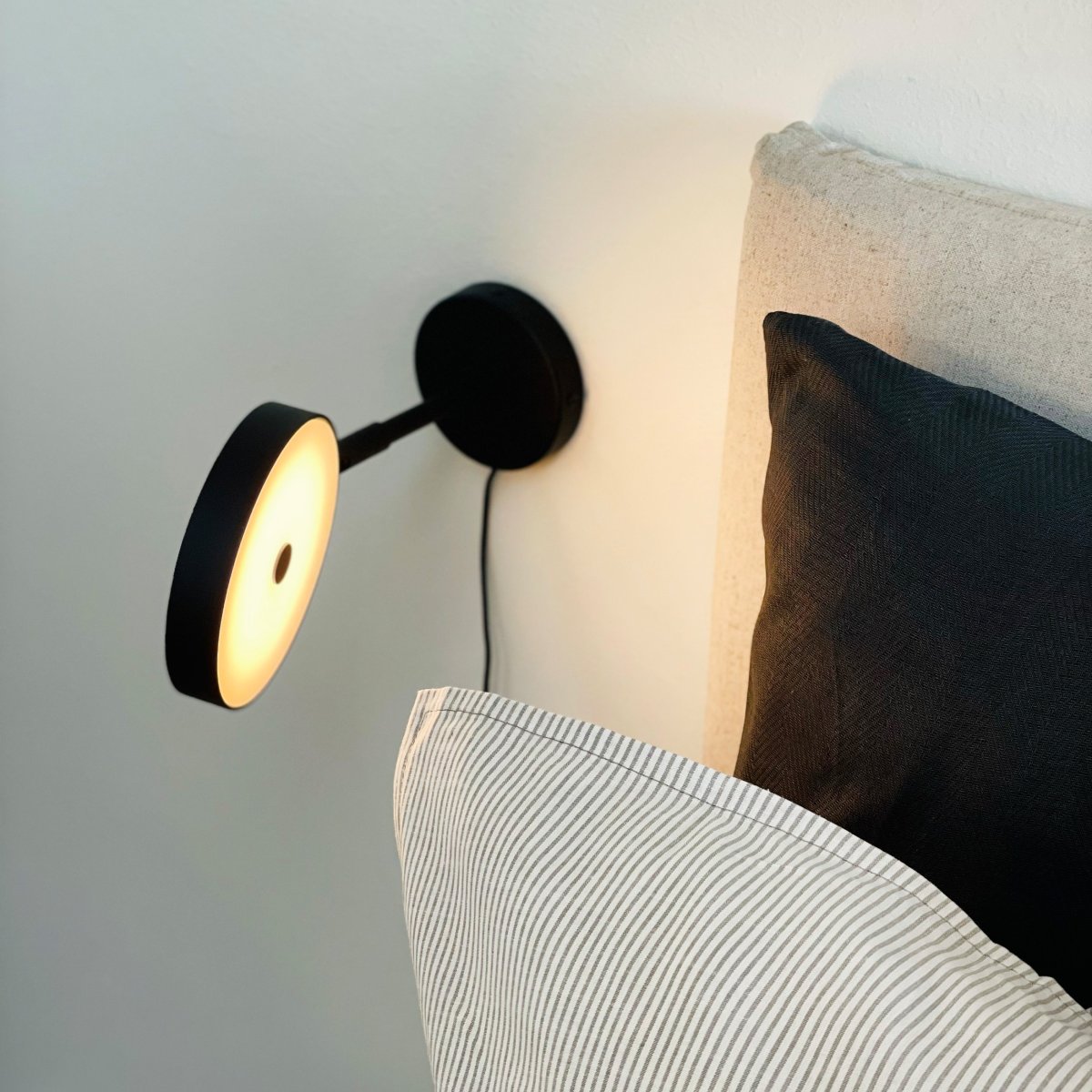 Starlight Svart leselampe Fra Dyberg Larsen - En stilren och praktisk v&auml;gglampa &ndash; perfekt vid s&auml;ngen i sovrummet eller som st&auml;mningsbelysning i vardagsrummet eller hallen.
