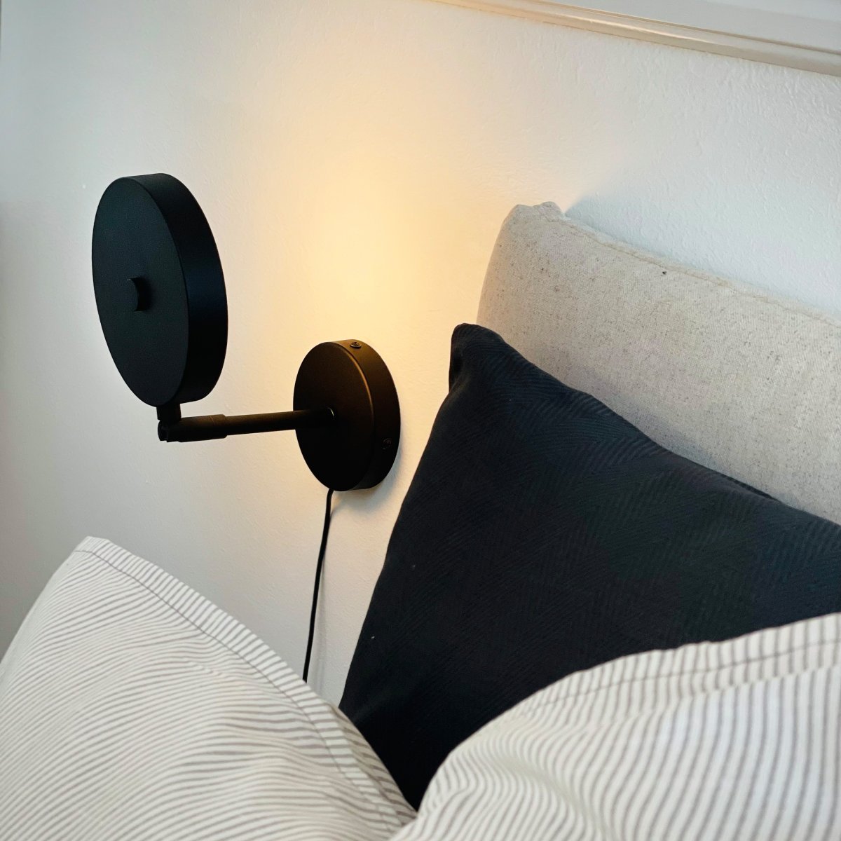 Starlight Svart leselampe Fra Dyberg Larsen - En stilren och praktisk v&auml;gglampa &ndash; perfekt vid s&auml;ngen i sovrummet eller som st&auml;mningsbelysning i vardagsrummet eller hallen.