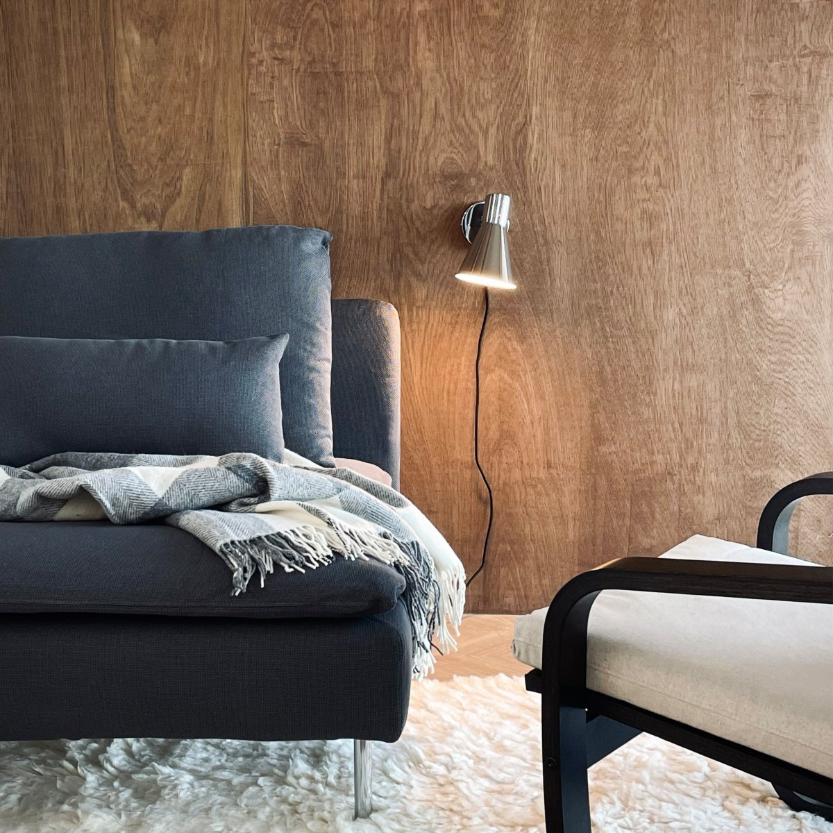 DL12 Krom leselampe Fra Dyberg Larsen - Den blanka kromfinishen ger en exklusiv touch till inredningen och skapar ett rent och sofistikerat utseende.