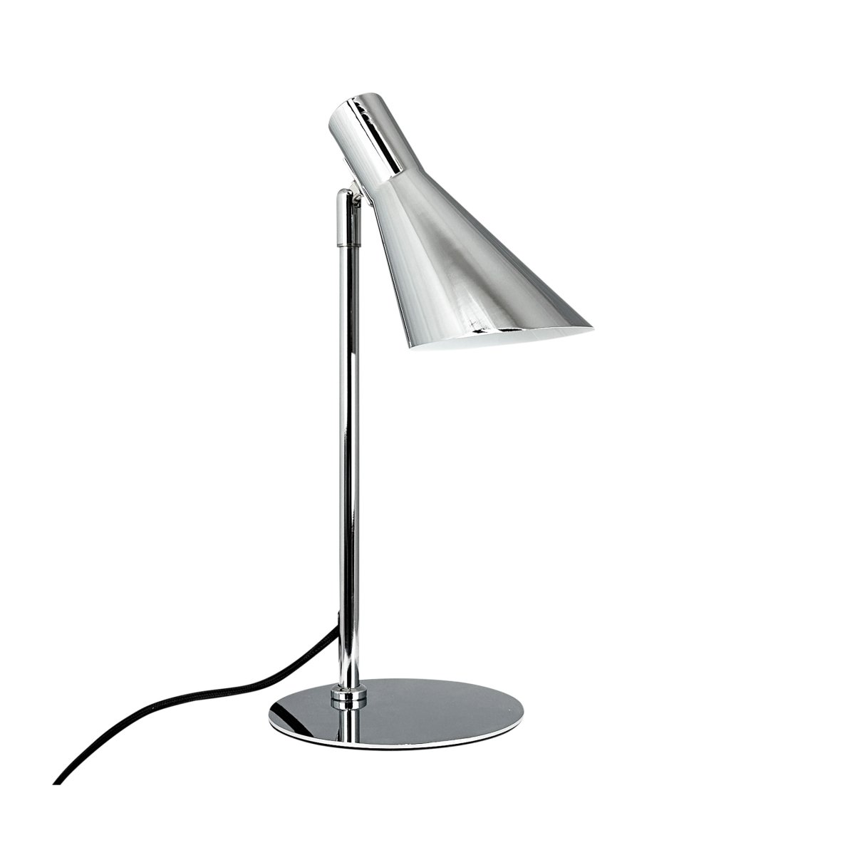 DL12 Mini 40cm Krom skrivebordslampe Fra Dyberg Larsen - Den er utstyrt med en skjerm som kan både roteres og vippes, noe som gjør det enkelt å rette lyset etter behov.