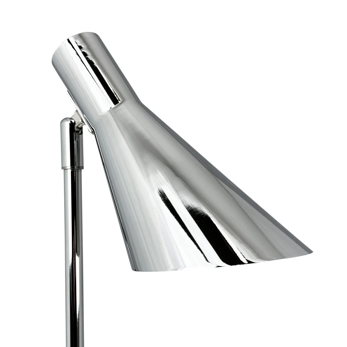 DL12 Mini 40cm Krom skrivebordslampe Fra Dyberg Larsen - Den er utstyrt med en skjerm som kan både roteres og vippes, noe som gjør det enkelt å rette lyset etter behov.