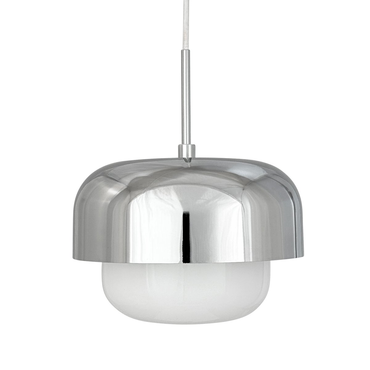 Haipot Ø23 Krom Taklampe Fra Dyberg Larsen - Det stilige designet kombinerer en &oslash;vre metallskjerm med kromfinish og en nedre del i hvitt glass som sprer et jevnt og behagelig lys.