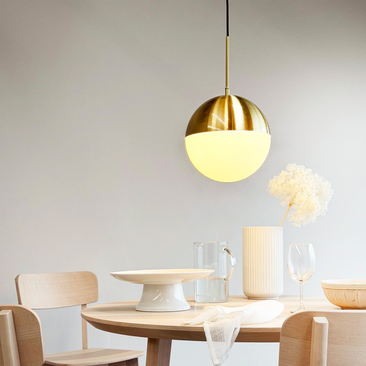 Nova Ø25 Messing Taklampe Fra Dyberg Larsen - Lampen har en rund form med en kuppel der den &oslash;vre delen er i messingfinish og den nedre delen i opalglass, som gir et mykt og behagelig lys.