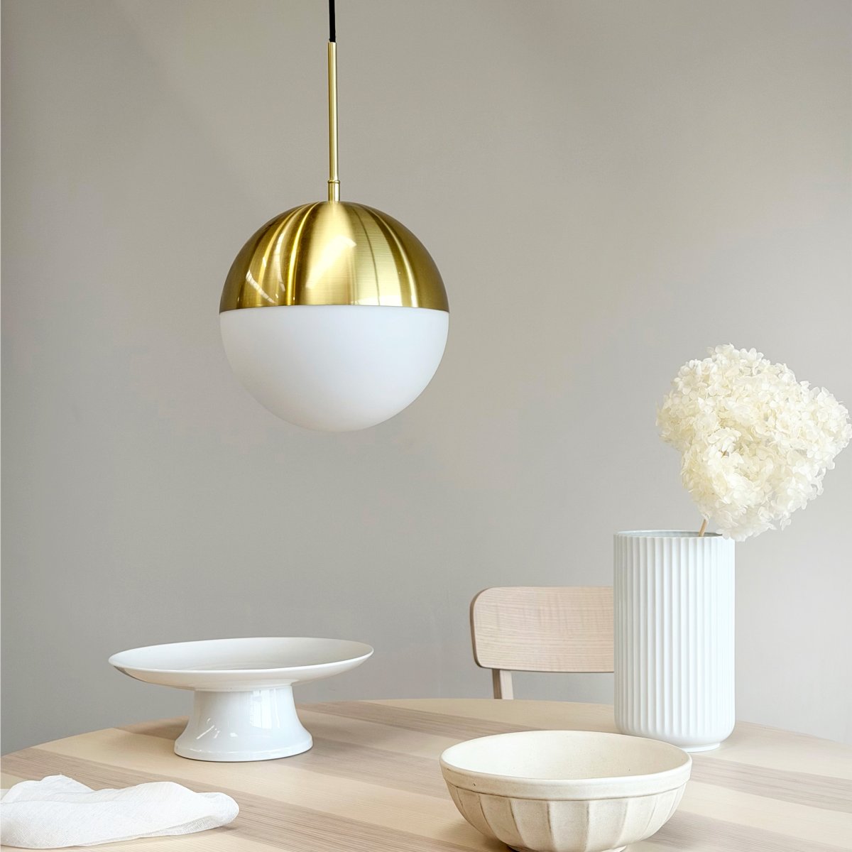 Nova Ø25 Messing Taklampe Fra Dyberg Larsen - Lampen har en rund form med en kuppel der den &oslash;vre delen er i messingfinish og den nedre delen i opalglass, som gir et mykt og behagelig lys.