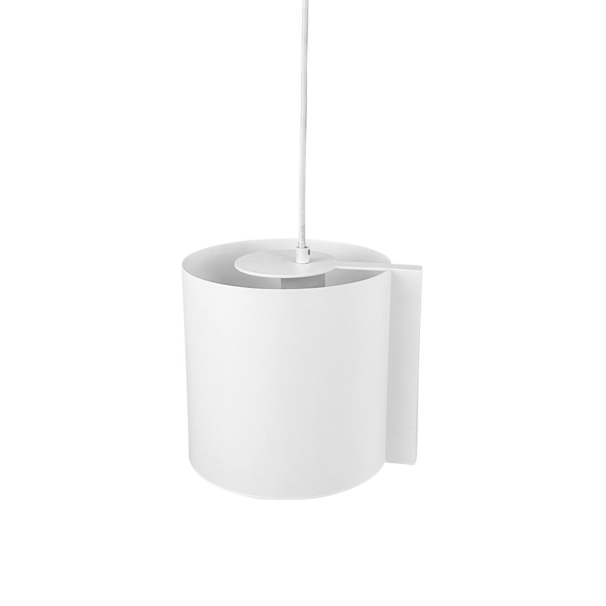 Wum Ø18 Hvit Taklampe Fra Dyberg Larsen - Tillverkad i metall med en varmvit finish och en 2 meter l&aring;ng vit tygsladd, &auml;r Wum en perfekt balans mellan funktion och design.