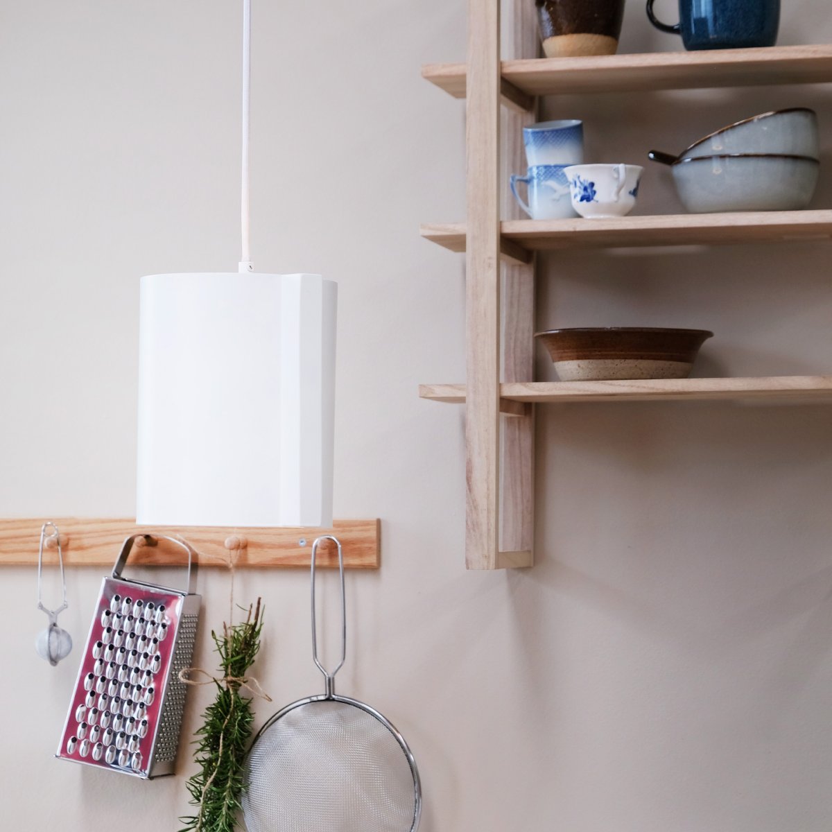 Wum Ø18 Hvit Taklampe Fra Dyberg Larsen - Tillverkad i metall med en varmvit finish och en 2 meter l&aring;ng vit tygsladd, &auml;r Wum en perfekt balans mellan funktion och design.