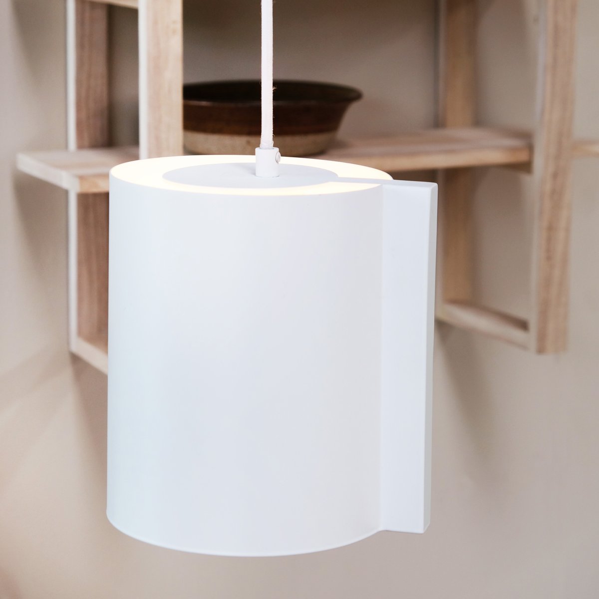 Wum Ø18 Hvit Taklampe Fra Dyberg Larsen - Tillverkad i metall med en varmvit finish och en 2 meter l&aring;ng vit tygsladd, &auml;r Wum en perfekt balans mellan funktion och design.