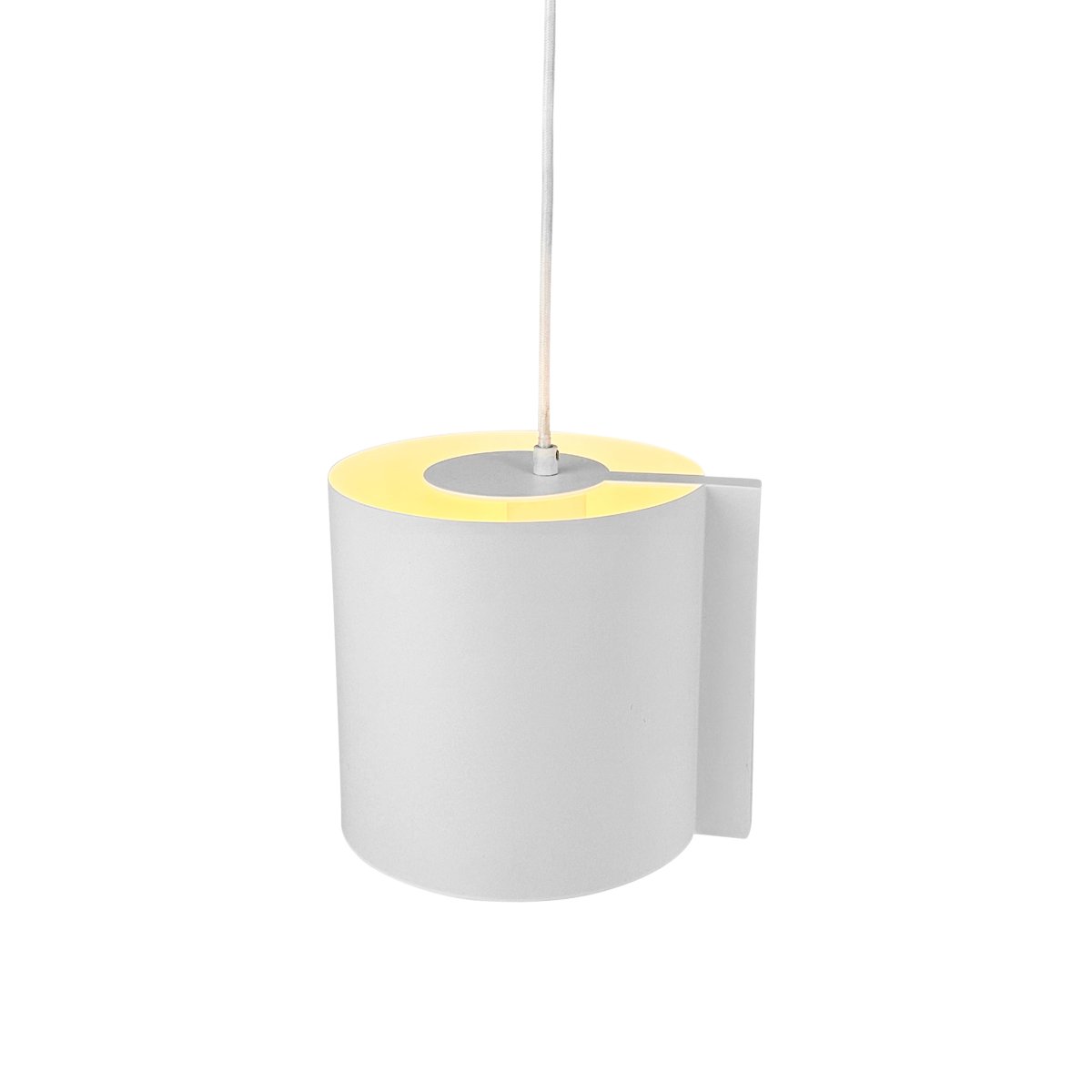 Wum Ø18 Hvit Taklampe Fra Dyberg Larsen - Tillverkad i metall med en varmvit finish och en 2 meter l&aring;ng vit tygsladd, &auml;r Wum en perfekt balans mellan funktion och design.