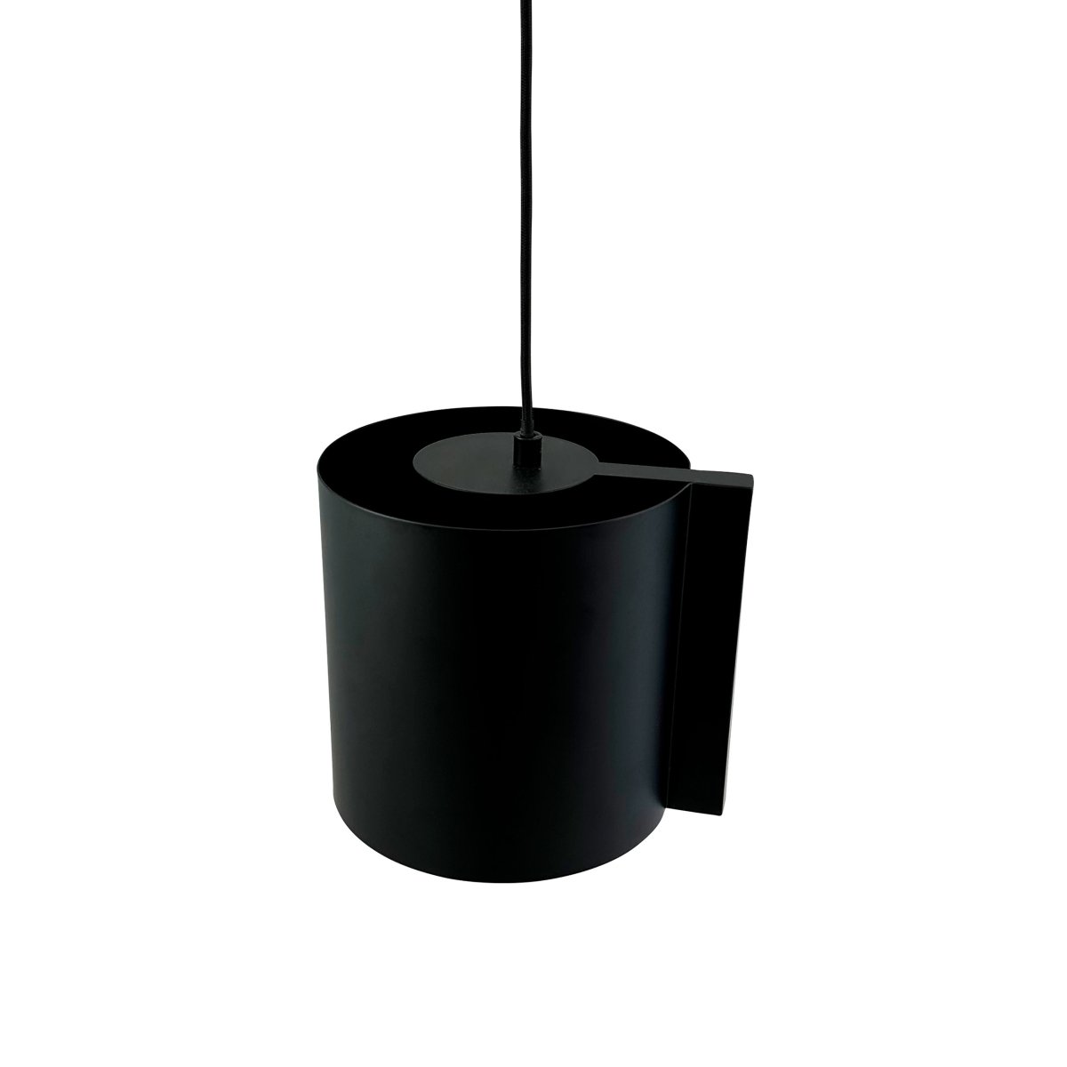 Wum Ø18 Svart Taklampe Fra Dyberg Larsen - Tillverkad i metall med en mattsvart finish och en 2 meter l&aring;ng svart tygsladd, &auml;r Wum en perfekt balans mellan funktion och design.