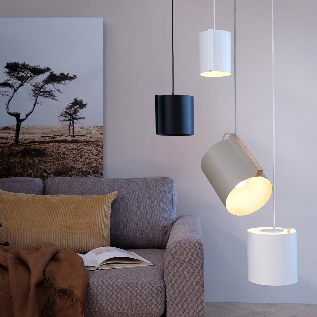 Wum Ø18 Svart Taklampe Fra Dyberg Larsen - Tillverkad i metall med en mattsvart finish och en 2 meter l&aring;ng svart tygsladd, &auml;r Wum en perfekt balans mellan funktion och design.