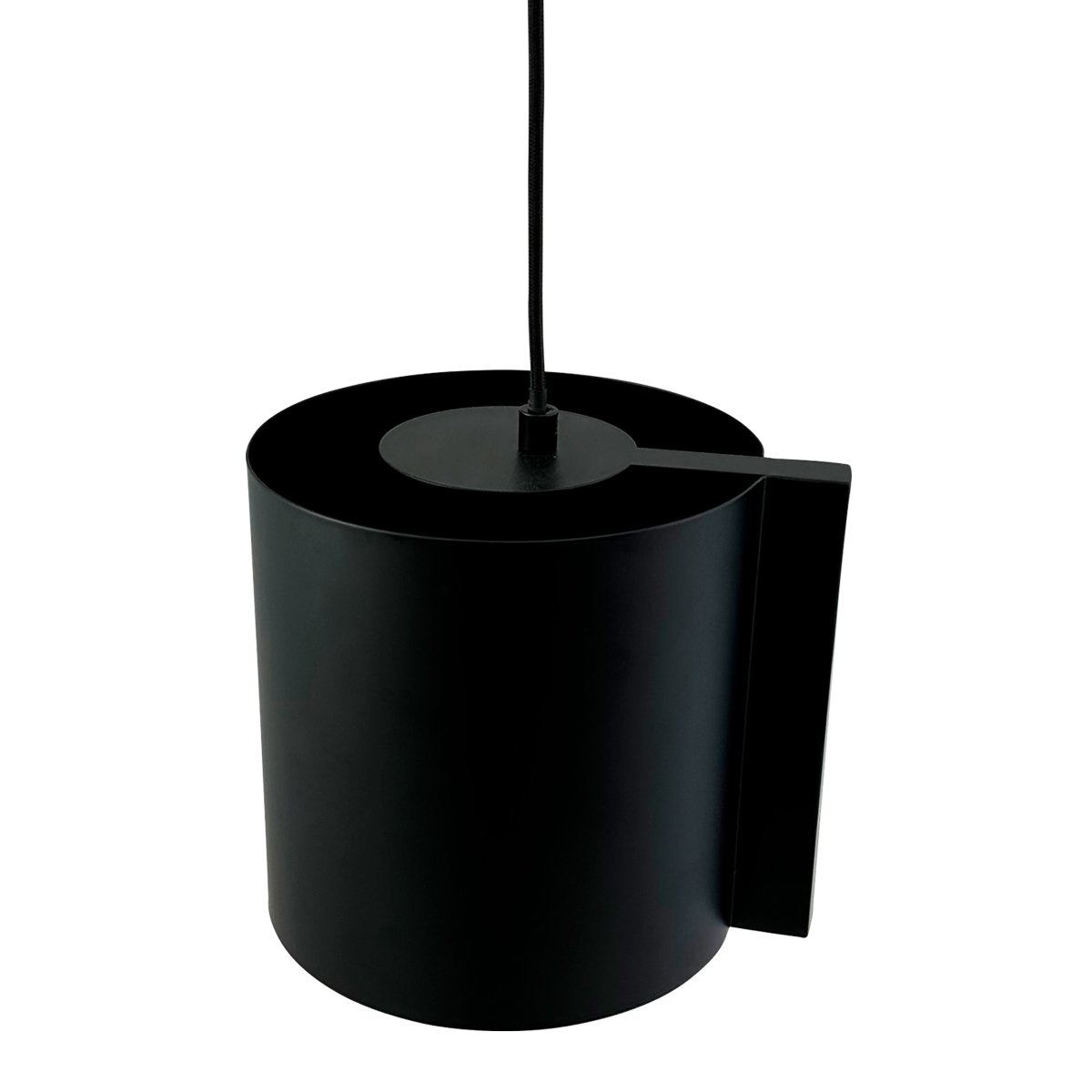 Wum Ø23 Svart Taklampe Fra Dyberg Larsen - Tillverkad i metall med en mattsvart finish och en 2 meter l&aring;ng svart tygsladd, &auml;r Wum en perfekt balans mellan funktion och design.