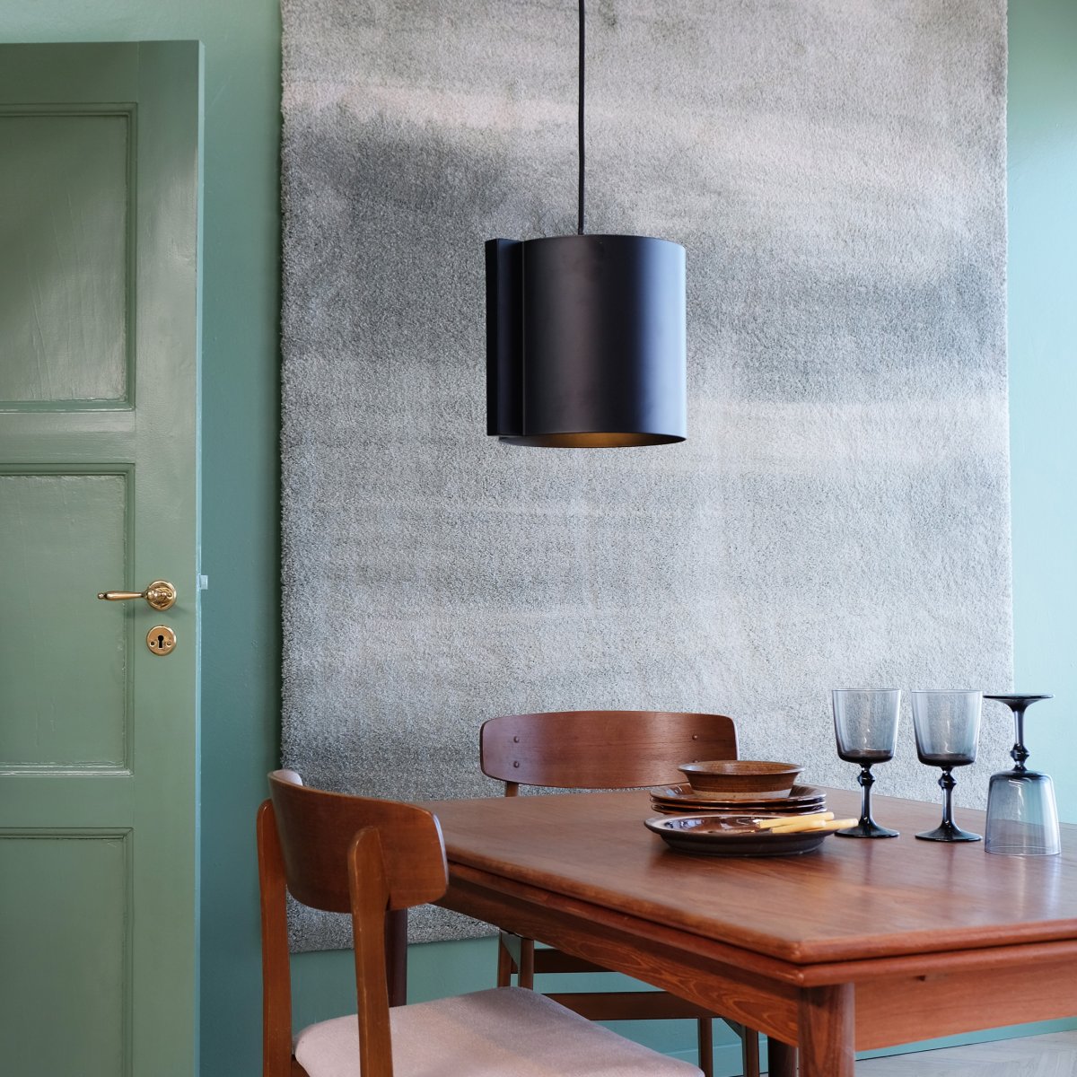 Wum Ø23 Svart Taklampe Fra Dyberg Larsen - Tillverkad i metall med en mattsvart finish och en 2 meter l&aring;ng svart tygsladd, &auml;r Wum en perfekt balans mellan funktion och design.