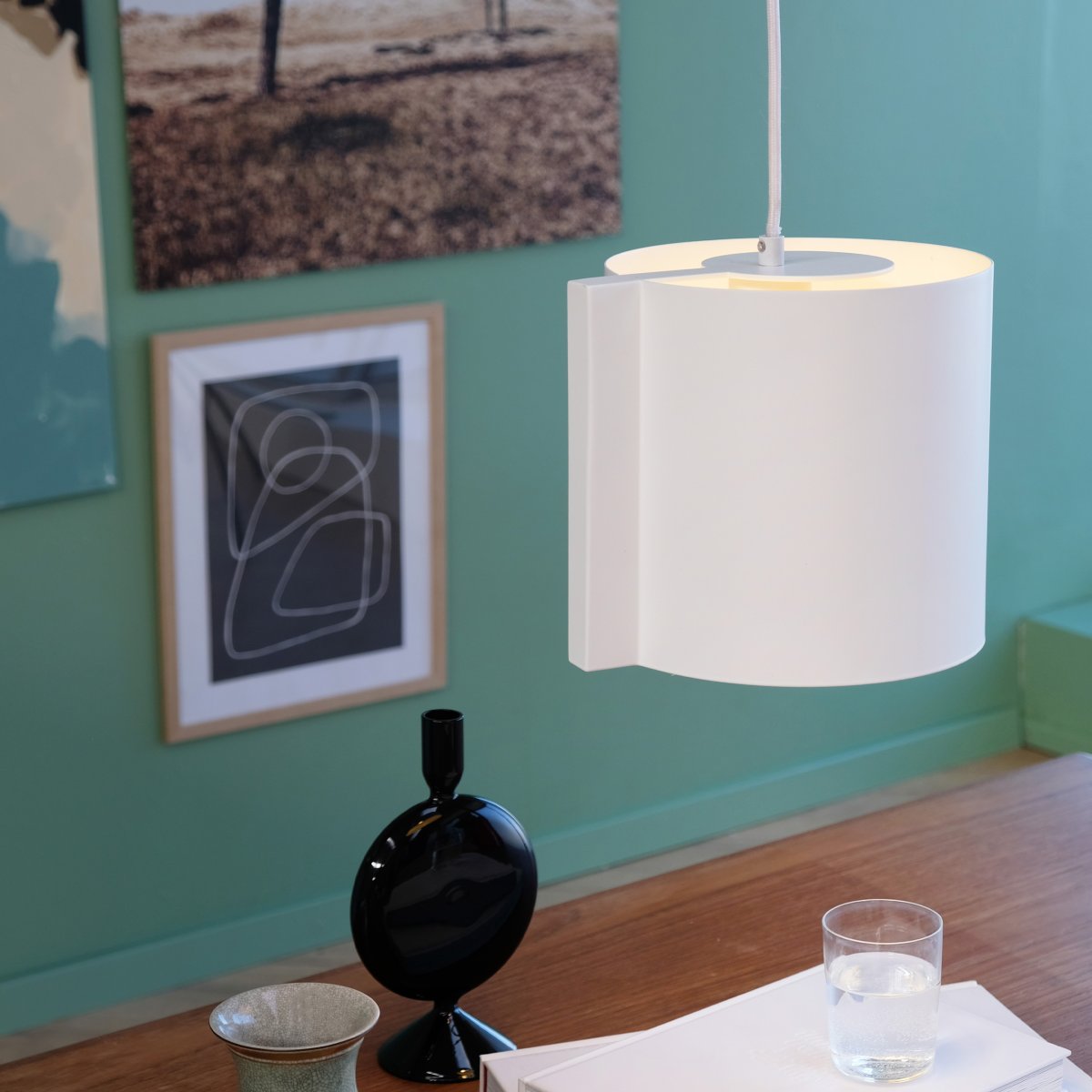Wum Ø23 Hvit Taklampe Fra Dyberg Larsen - Tillverkad i metall med en varmvit finish och en 2 meter l&aring;ng vit tygsladd, &auml;r Wum en perfekt balans mellan funktion och design.