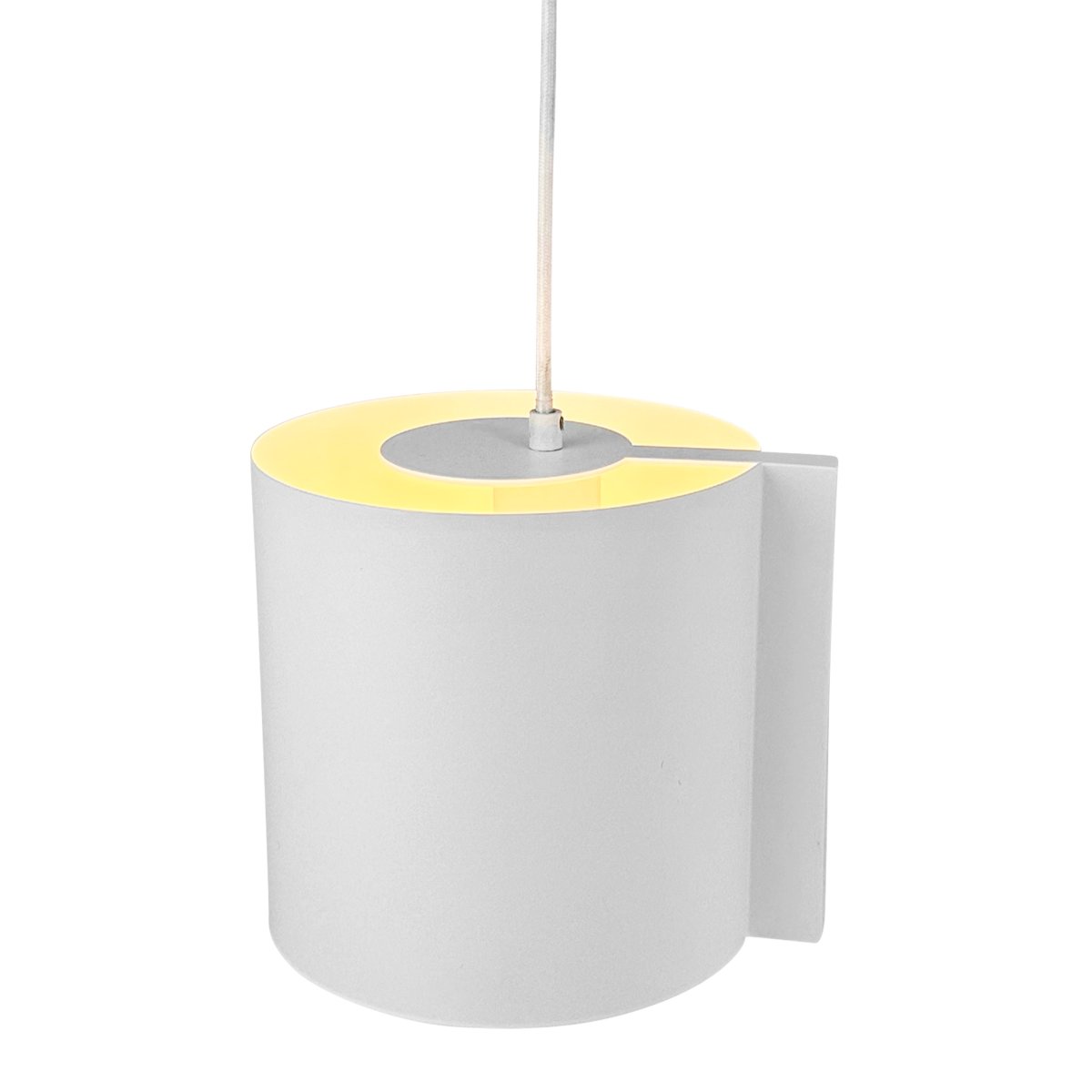 Wum Ø23 Hvit Taklampe Fra Dyberg Larsen - Tillverkad i metall med en varmvit finish och en 2 meter l&aring;ng vit tygsladd, &auml;r Wum en perfekt balans mellan funktion och design.