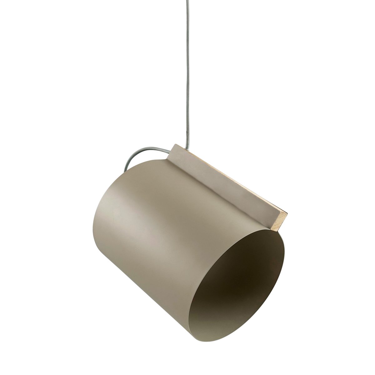 Wum Ø23 Matt grå Taklampe Fra Dyberg Larsen - Tillverkad i metall med en mattgr&aring; finish och en 2 meter l&aring;ng gr&aring; tygsladd, &auml;r Wum en perfekt balans mellan funktion och design.