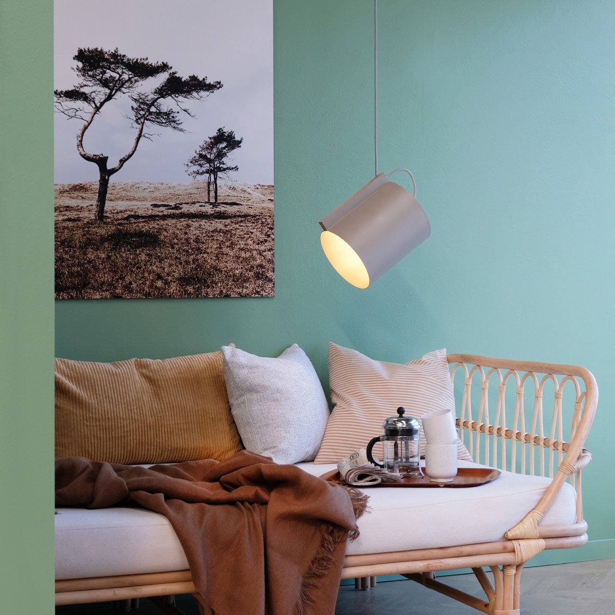 Wum Ø23 Matt grå Taklampe Fra Dyberg Larsen - Tillverkad i metall med en mattgr&aring; finish och en 2 meter l&aring;ng gr&aring; tygsladd, &auml;r Wum en perfekt balans mellan funktion och design.
