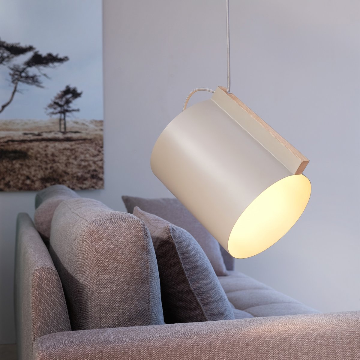 Wum Ø23 Matt grå Taklampe Fra Dyberg Larsen - Tillverkad i metall med en mattgr&aring; finish och en 2 meter l&aring;ng gr&aring; tygsladd, &auml;r Wum en perfekt balans mellan funktion och design.