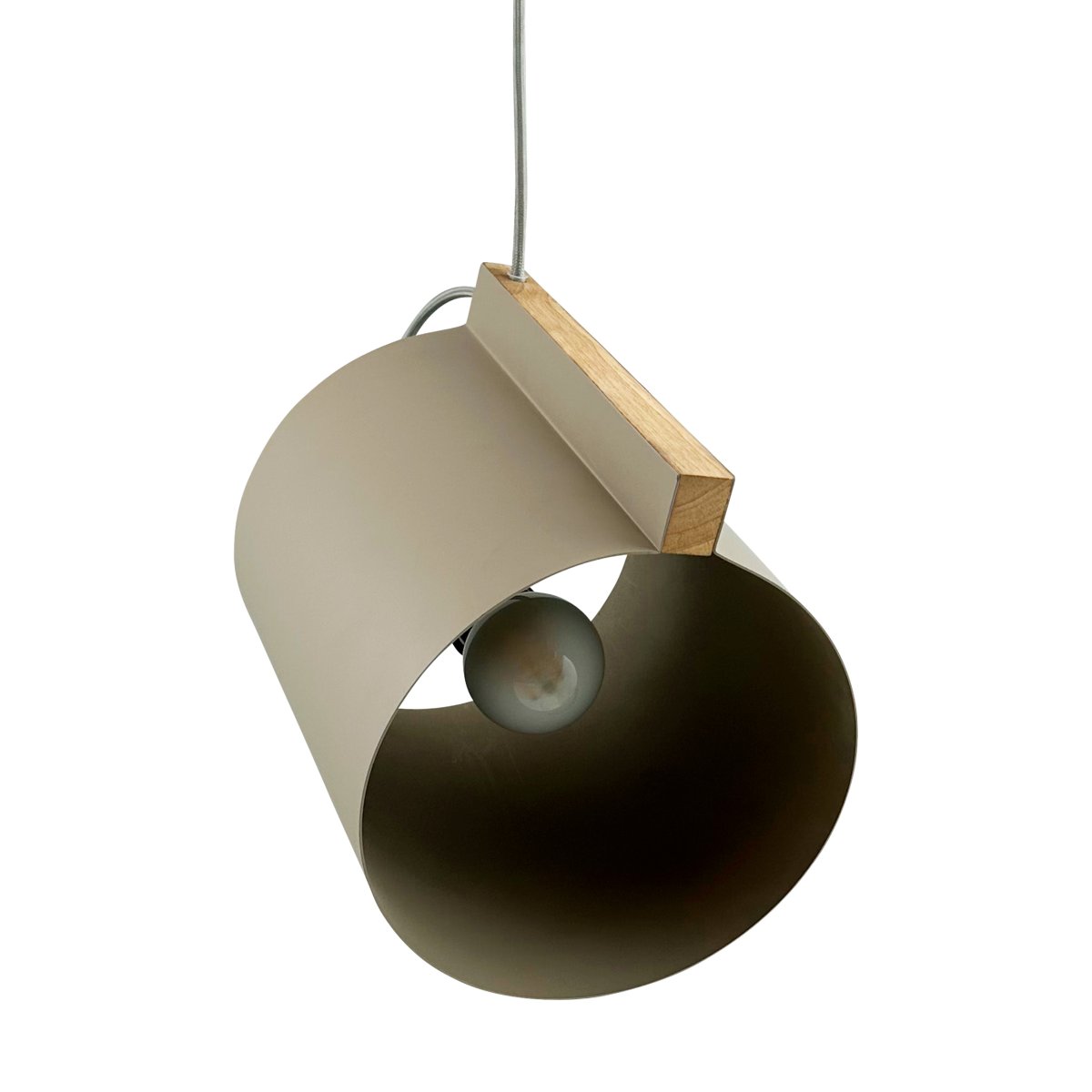 Wum Ø23 Matt grå Taklampe Fra Dyberg Larsen - Tillverkad i metall med en mattgr&aring; finish och en 2 meter l&aring;ng gr&aring; tygsladd, &auml;r Wum en perfekt balans mellan funktion och design.